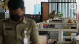 Pegawai negeri sipil (PNS) melakukan aktivitas di Badan Kepegawaian Daerah (BKD), Balai Kota, Jakarta, Senin (9/5/2022). Pemprov DKI masih menerapkan kapasitas maksimal 75 persen terhadap para Aparatur Sipil Negara (ASN) yang bekerja di kantor usai Lebaran Idul Fitri 1443 H/2022 M. (Liputan6.com/Herman Zakharia)