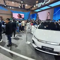 Booth BYD di GIIAS 2025 Bernuansa Masa Depan, Hadirkan Teknologi Canggih