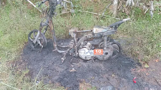 Motor pria diduga pencuri yang dibakar massa di Pati, Jawa Tengah.