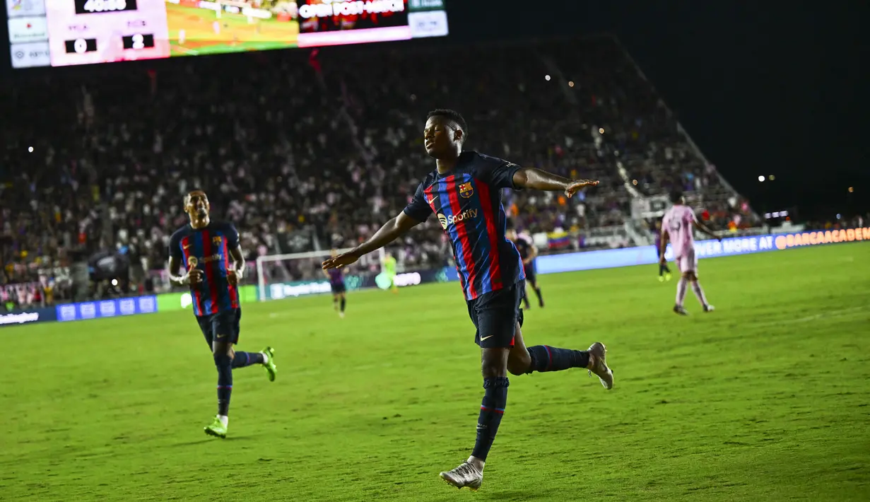 Penyerang Barcelona, Ansu Fati melakukan selebrasi usai mencetak gol ke gawang Inter Miami FC pada pertandingan persahabatan pramusim di DRV PNK Stadium di Fort Lauderdale, Florida (19/7/2022). Bercelona menang telak atas Inter Miami 6-0. (AFP/Chandan Khanna)