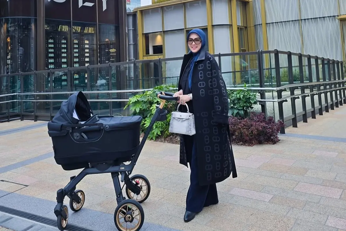 6 Potret Syahrini Ajak Buah Hati Jalan-Jalan di Jepang, Perdana Baby R Mudik