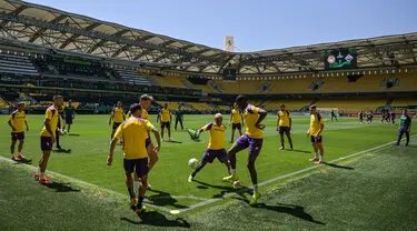 Para pemain Fiorentina melakukan pemanasan saat sesi latihan menjelang Final UEFA Conference League 2023/2024 melawan Olympiakos FC di Stadion Aghia Sophia, Athena, 28 Mei 2024. (Aris Messinis/AFP)