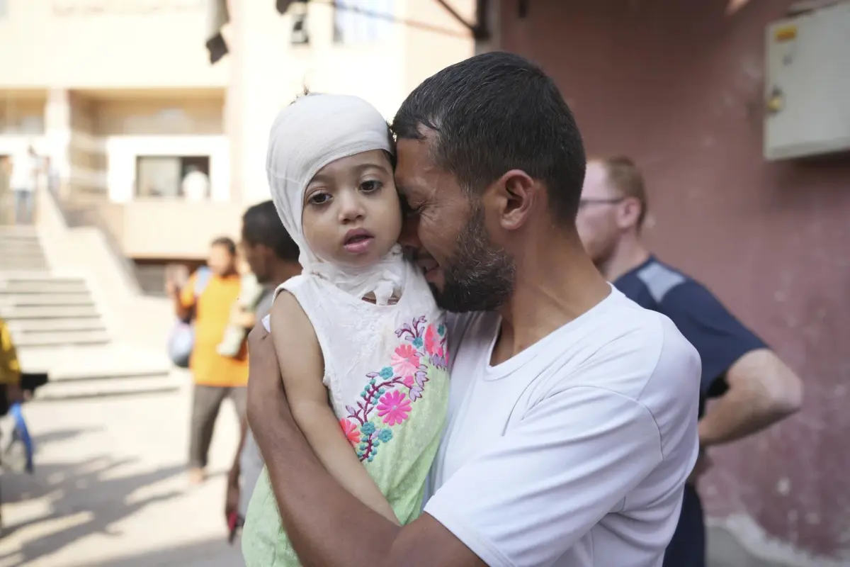 Salah satu orang tua menangis karena tak bisa ikut anaknya yang sakit evakuasi medis ke luar Gaza, Kamis (27/6/2024). (AP)