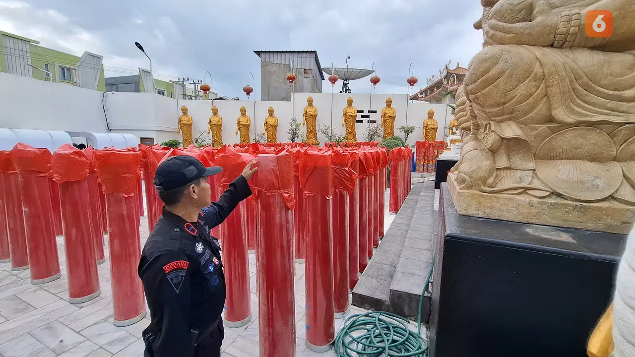 Tim Penjinak Bom (Jibom) dari Satuan Brimob Polda Lampung melakukan penyisiran dan sterilisasi di Vihara Amurwa Bumi Graha. Foto : (Liputan6.com/Ardi).