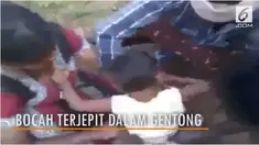 Kasihan tapi kocak, bocah laki-laki ini terjepit di dalam gentong.