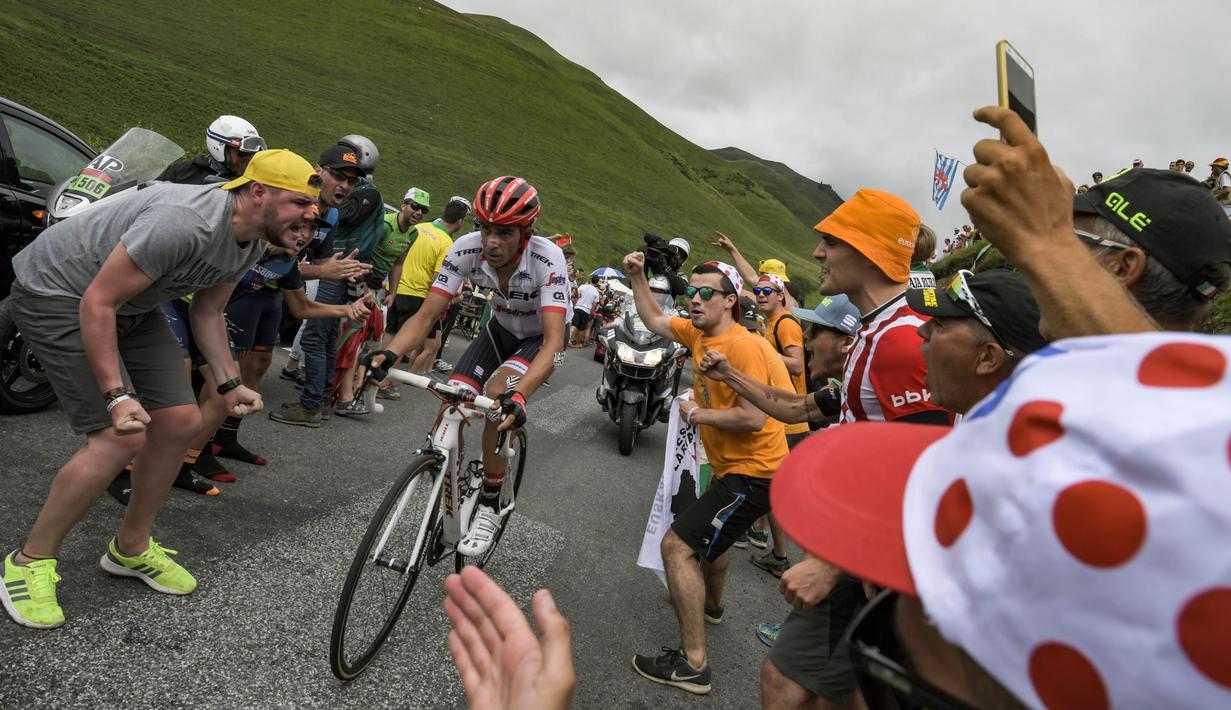 Puluhan suporter menyambut pebalap Spanyol, Alberto Contador pada etape ke-12 Tour de France dengan jarak 214,5 km antara Pau and Peyragudes, (13/7/2017). (AFP/Jeff Pachoud)