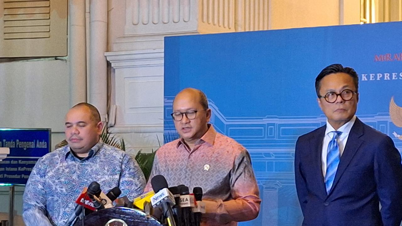 CEO Badan Pengelola Investasi (BPI) Daya Anagata Nusantara (Danantara) Rosan Roeslani (tengah) di Kompleks Istana Kepresidenan Jakarta, Rabu (5/3/2025) (Liputan6.com/Lizsa Egeham)