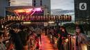 Warga berada di balkon Jembatan Penyeberangan Orang dan Sepeda (JPOS Phinisi) di kawasan Karet, Jakarta, Minggu (20/3/2022). JPOS Phinisi kini menjadi objek baru bagi warga Jakarta. (Liputan6.com/Faizal Fanani)