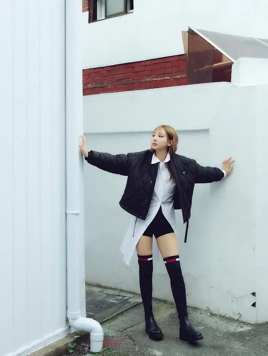 Kemeja putih panjang dipadukan padding jaket hitam oversize senada dengan short pants hitam kaos kaki kneenya.  [@nayeonyny]