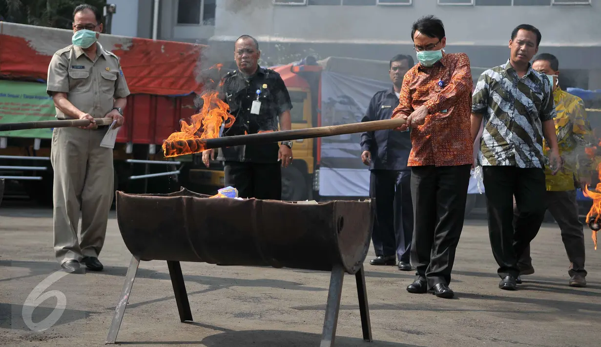 Petugas memusnahkan obat ilegal dalam operasi Storm VI tahun 2015 di kantor BPOM, Jakarta, Selasa (27/10/2015). BPOM memusnahkan produk obat dan kosmetika ilegal sebanyak 3.671 buah senilai Rp 20,8 miliar. (Liputan6.com/Gempur M Surya)