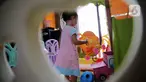 Seorang anak bermain di dalam rumah di Kawasan Jakarta, Minggu (29/3/2020). Aktivitas bermain di dalam rumah saat ini menjadi alternatif warga dalam mengurangi interaksi sosial sebagai upaya pencegahan penyebaran virus corona atau COVID-19. (Liputan6.com/Faizal Fanani)