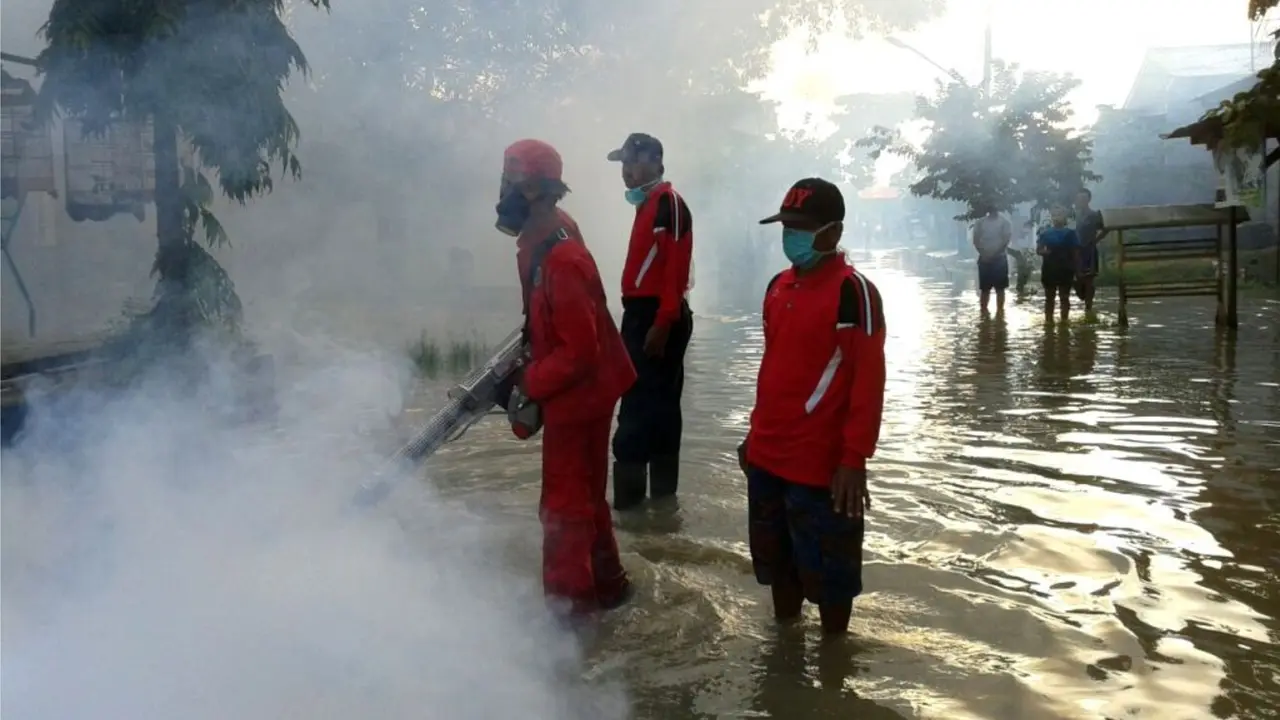 Ilustrasi – Fogging di daerah rendaman banjir di Sidareja, Cilacap, Jawa Tengah. (Foto: Liputan6.com/Istimewa/Muhamad Ridlo)