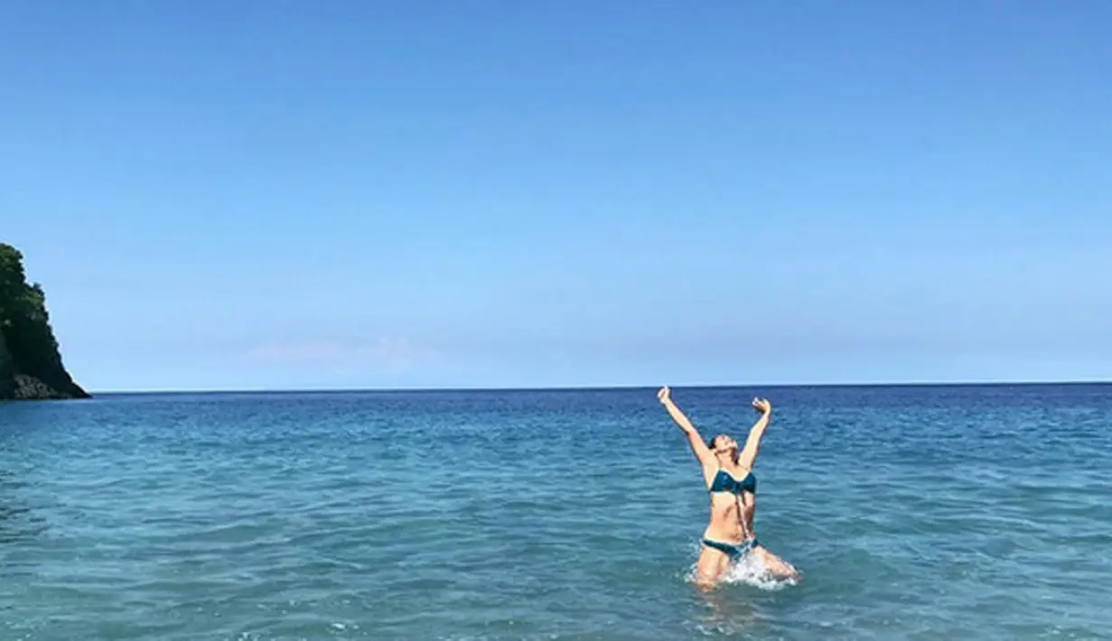 Kecantikan Alexandra Gottardo dan artis lainnya di atas memang tak selalu berasal dari wajah. Namun bentuk perut yang rata pun kerap menjadi fokus perhatian mereka. Rajin berolahraga merupakan salah satu usaha mereka untuk membuat perut rata. (Instagram)