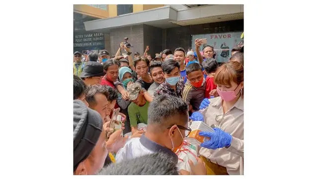 Virus Corona Meluas, Ini 7 Potret Seleb Bagi-Bagi Masker dan Hand Sanitizer