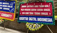 Sejumlah karangan bunga dari pendukung Prabowo-Gibran yang menyindir gugatan terhadap hasil pilpres 2024 berjejer di gedung MK, hari ini, Jumat (19/4/2024). (Merdeka.com/Muhammad Genantan Saputra)