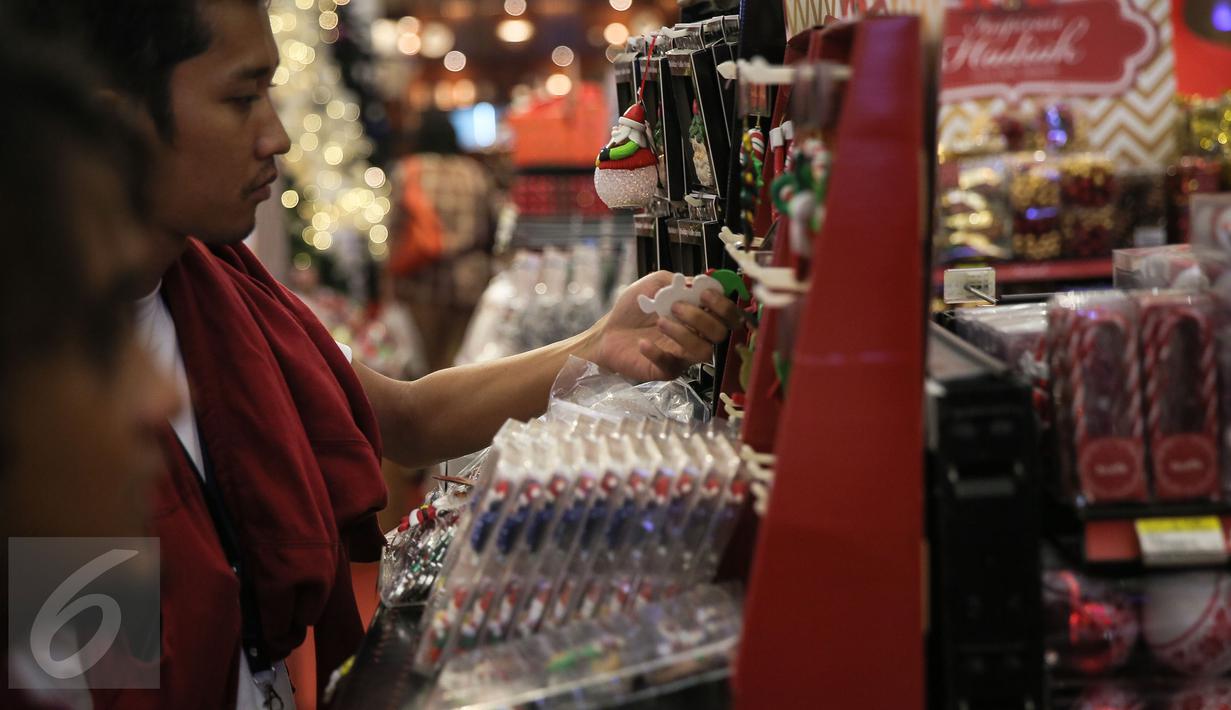 Seorang calon pembeli melihat pernak-pernik natal yang dijual di Mall Gandaria City, Jakarta, Rabu (9/12/2015). Jelang perayaan hari raya umat Kristen, berbagai pernak-pernik dan hiasan rumah bertema Natal kini mulai marak. (Liputan6.com/Faizal Fanani)