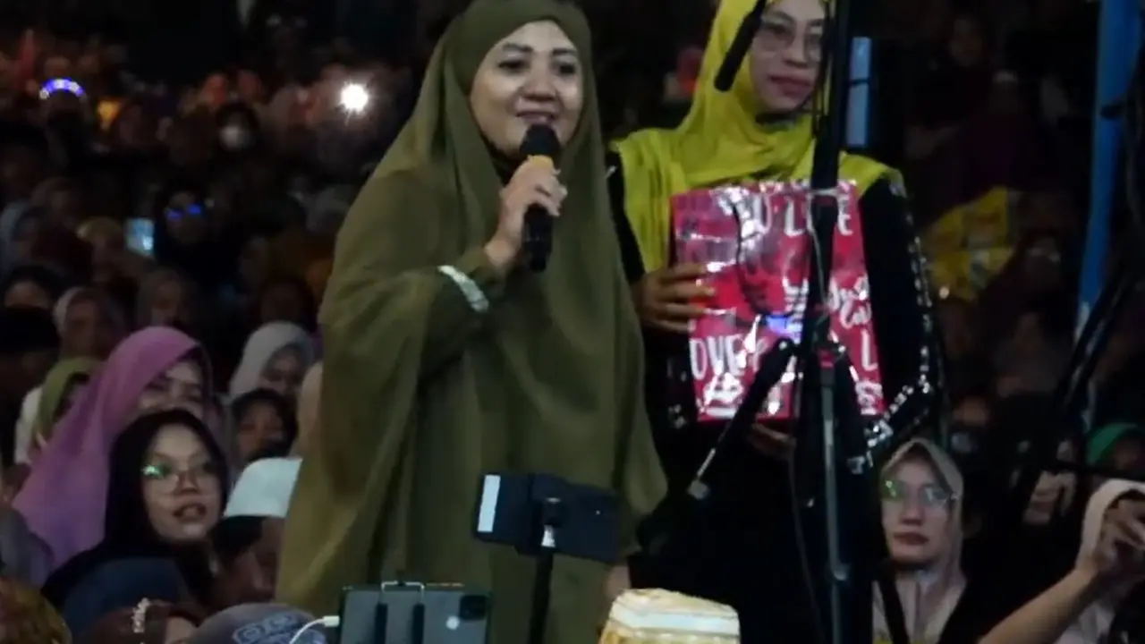 Jemaah ini panggin Gus Iqdam dengan sebutan om (SS: YT Klagen Gambiran)