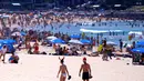 Suasana saat perayaan hari Natal di Bondi Beach Sydney pada Hari Natal di Australia, (25/12). (REUTERS/David Gray)