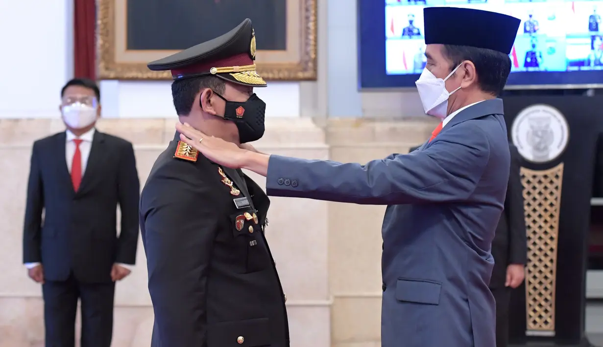 Presiden Joko Widodo (kanan) menyematkan tanda pangkat kepada Kapolri Jenderal Pol Listyo Sigit Prabowo saat upacara pelantikan di Istana Negara, Jakarta, Rabu (27/1/2021). Listyo Sigit dilantik menjadi Kapolri menggantikan Idham Azis yang memasuki masa pensiun. (Krishadiyanto - Biro Pers Setpres)