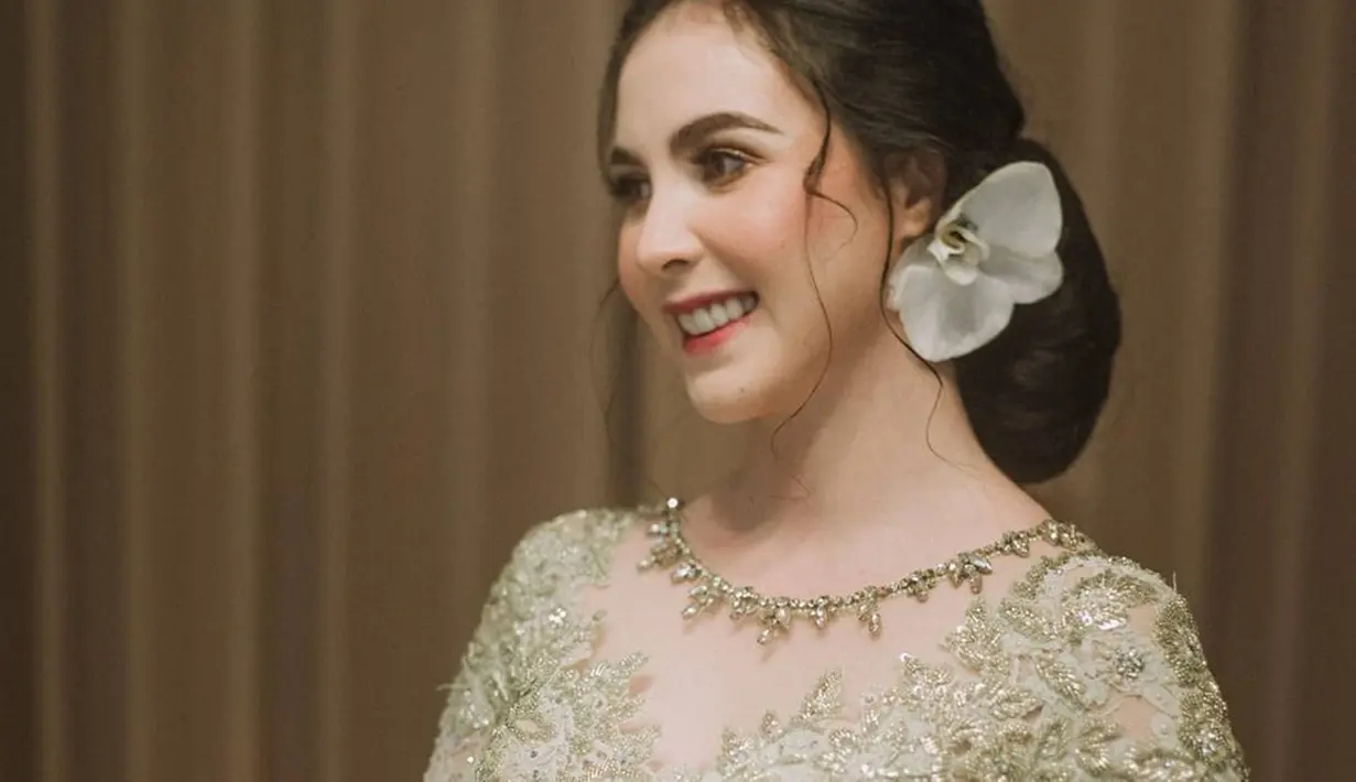 Pemain sinetron Kawin Muda ini cukup sering mengunggah potret penampilan saat menggunakan kebaya di akun Instagram pribadinya. Kali ini, Arumi tampil anggun dengan kebaya bernuansa hijau dengan perpaduan emas.(Liputan6.com/IG/@arumibachsin_94)