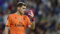Iker Casillas - Kiper legendaris Real Madrid dan Spanyol ini merupakan pemegang rekor clean sheets terbanyak abad ke-21 dengan total sebanyak 439 kali. Berbagai penghargaan telah diraihnya, mulai dari Piala Dunia, Piala Eropa, Liga Champions hingga LaLiga. (Foto: AFP/Pierre-Philippe Marcou)