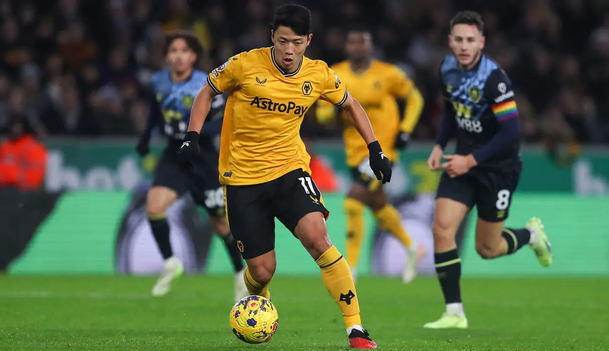 <p>Pemain Wolverhampton, Hwang Hee-chan menggiring bola melewati sejumlah pemain Burnley pada laga pekan ke-15 Liga Inggris 2023/2024 yang berlangsung di Molineux Stadium, Wolverhampton, Inggris, Rabu (06/12/2023) dini hari WIB. (AFP)</p>