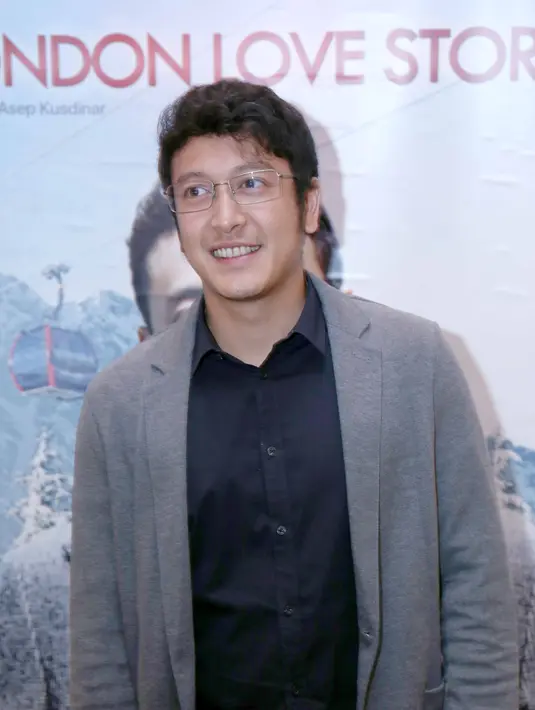 "Belum bisa lihat karena belum tayang, tapi kalo kemarin ke luar kota nonton sama-sama, di sana bagus sih," tutur Dimas Anggara. (Nurwahyunan/Bintang.com)