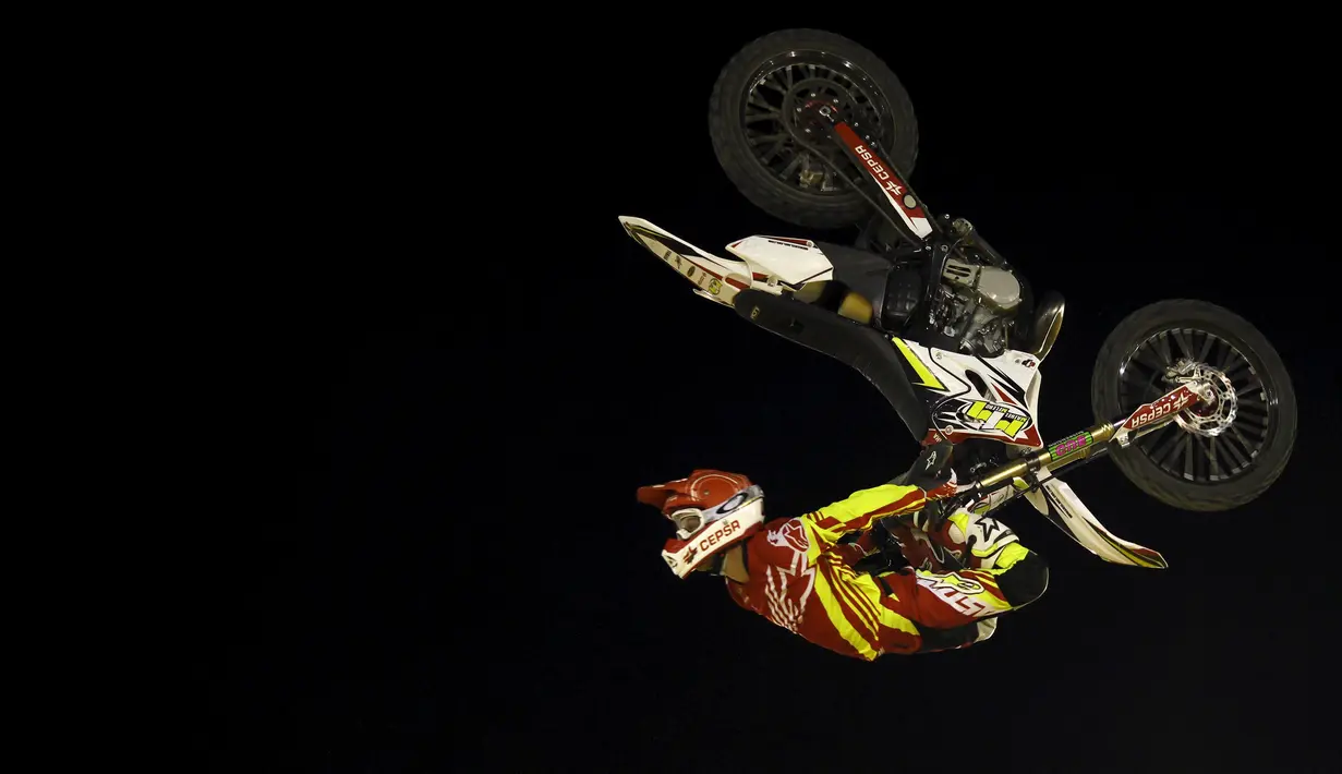 Rider Spanyol, Maikel Melero, beraksi dalam pertunjukan motokros Malaga Freestyle di Malagueta, Malaga, Spanyol (1/8/2015). (Reuters/Jon Nazca)
