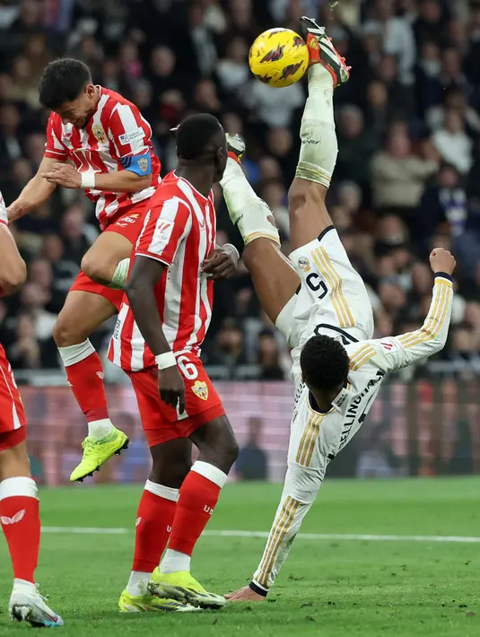 Real Madrid berhasil mengalahkan Almeria 3-2. (Pierre-Philippe MARCOU/AFP)