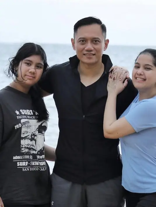 <p>Berlibur ke pantai bersama kedua orangtuanya, Almira tampil simple dengan tshirt hitam bergambar.&nbsp;@annisayudhoyono</p>