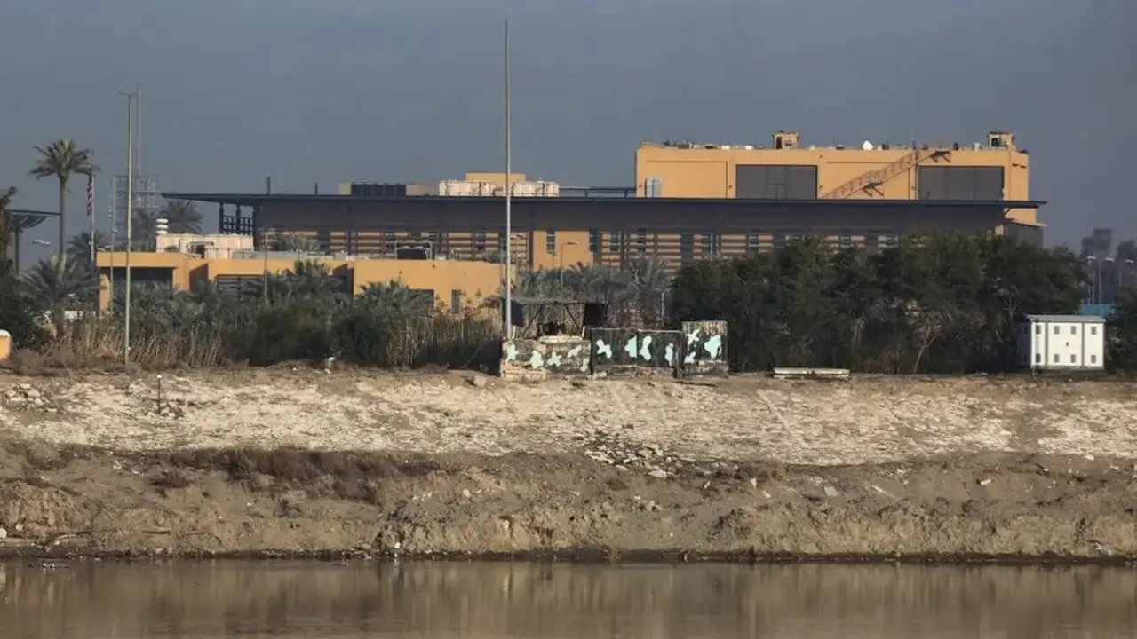 Kedutaan AS di seberang sungai Tigris di ibu kota Irak, Bagdad. (File: AFP)