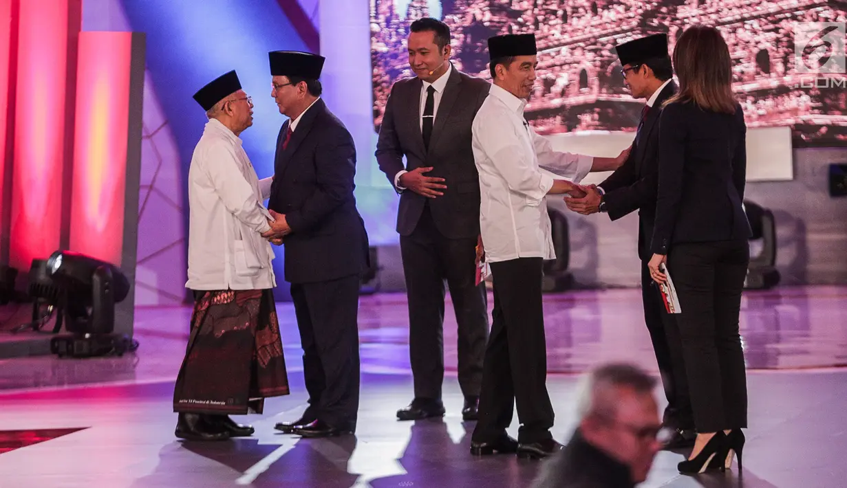 Capres dan cawapres nomor urut 01 Joko Widodo atau Jokowi-Ma'ruf Amin bersalaman dengan capres dan cawapres nomor urut 02 Prabowo Subianto-Sandiaga Uno usai debat perdana Pilpres 2019 di Hotel Bidakara, Jakarta, Kamis (17/1). (Liputan6.com/Faizal Fanani)
