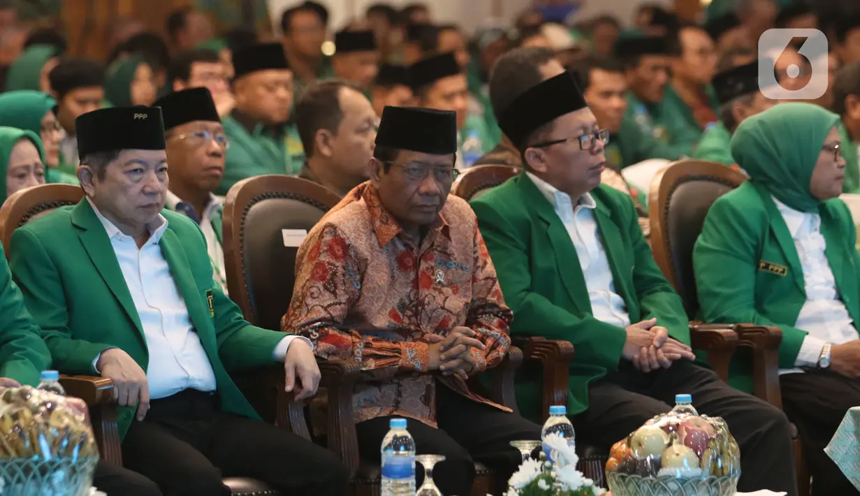 Menko Polhukam Mahfud Md didampingi Plt Ketua Umum PPP Suharso Monoarfa menghadiri Musyawarah Kerja Nasional (Mukernas) ke V PPP di Jakarta, Sabtu (14/12/2019). Salah satu agenda yang akan dibahas dalam acara ini adalah pelaksanaan Muktamar PPP. (Liputan6.com/Angga Yuniar)