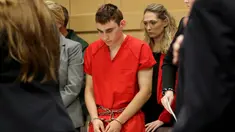 Nikolas Cruz saat menghadiri sidang di pengadilan di Fort Lauderdale, Florida (19/2). Cruz didakwa melakukan penembakan massal yang menewaskan 17 orang dan melukai lainnya dalam serangan di SMA Majory Stoneman Douglas Florida. (AP Photo/Mike Stocker)