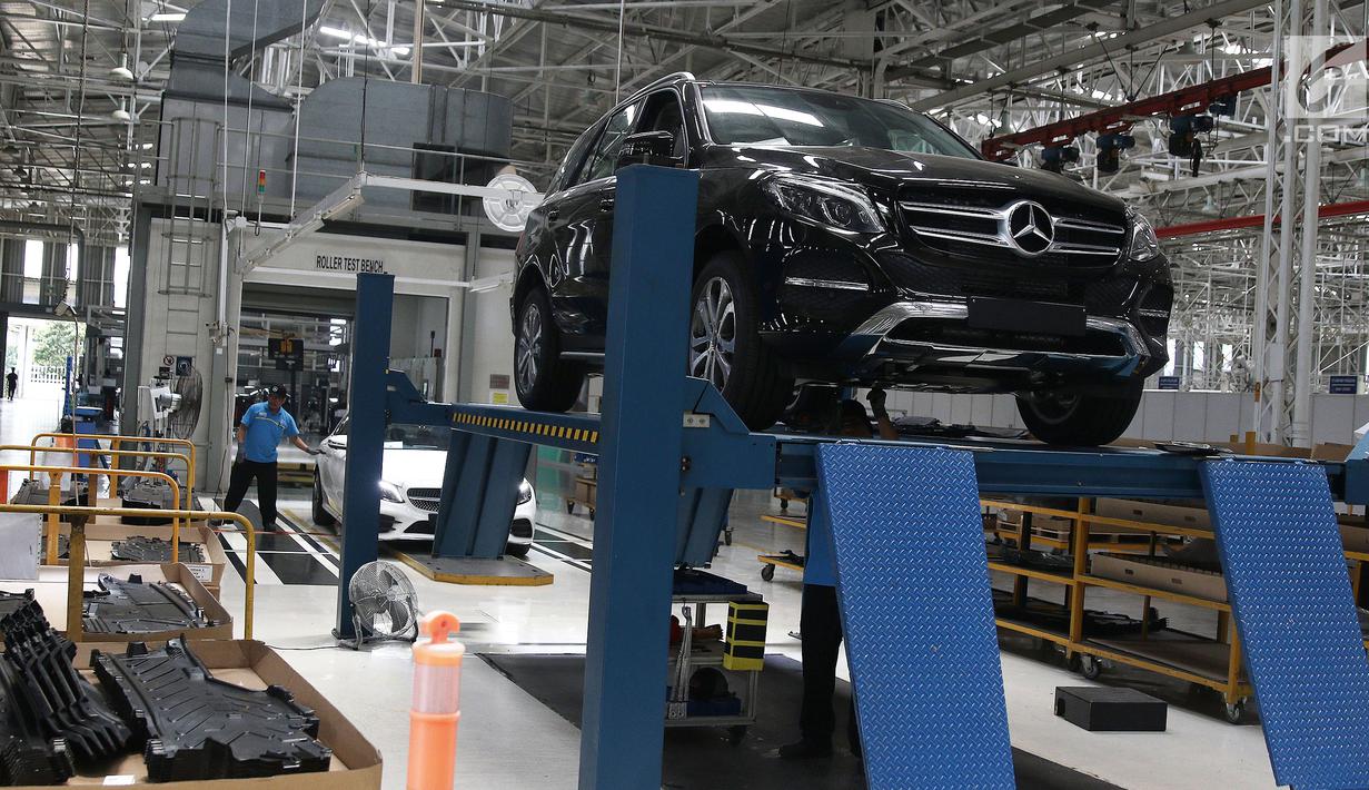 Pekerja mengecek mobil Mercedes Benz di Pabrik Mercedes Benz, Wanaherang, Gunung Putri, Bogor, Selasa (11/12). Mercededes-Benz C-Class memiliki pasar yang besar di Indonesia. (Liputan6.com/Herman Zakharia)