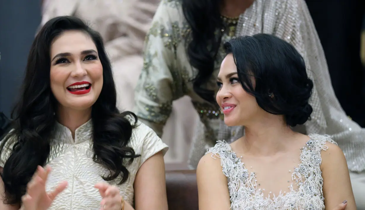 Keceriaan Luna Maya saat berbincang bersama sahabatnya, Andien. (Galih W. Satria/Bintang.com)
