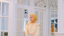 Hijabers berparas cantik menawan ini terlihat begitu anggun saat memakai oufit kuning oranye yang dipadukan dengan celana putih. Tas yang dibawanya senada dengan warna celana hingga membuat gaya penampilannya kian sempurna untuk dilihat. (Liputan6.com/IG/@saritiw)