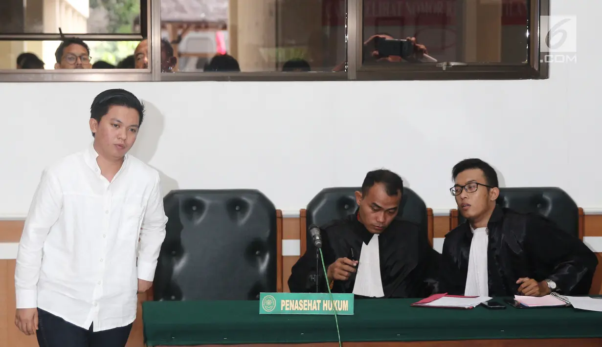 Terdakwa kasus dugaan penipuan dan penggelapan biro perjalanan umrah First Travel, Komisaris First Travel Kiki Hasibuan saat menjalani sidang vonis di Pengadilan Negeri Depok, Jawa Barat, Rabu (30/5). (Liputan6.com/Herman Zakharia)