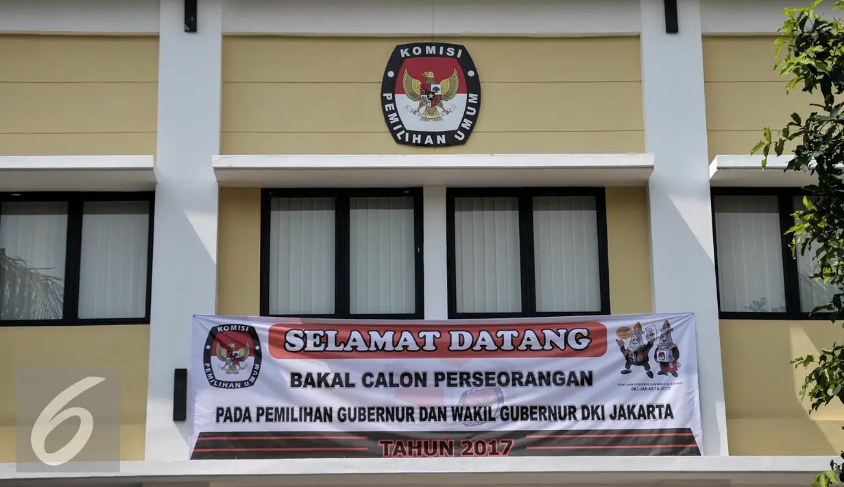 Spanduk bakal cagub dan cawagub DKI Jakarta terpasang di depan kantor KPUD DKI Jakarta, Rabu (3/8). KPUD DKI Jakarta resmi membuka pendaftaran untuk pasangan cagub dan cawagub Pilkada DKI lewat jalur perseorangan. (Liputan6.com/Yoppy Renato)