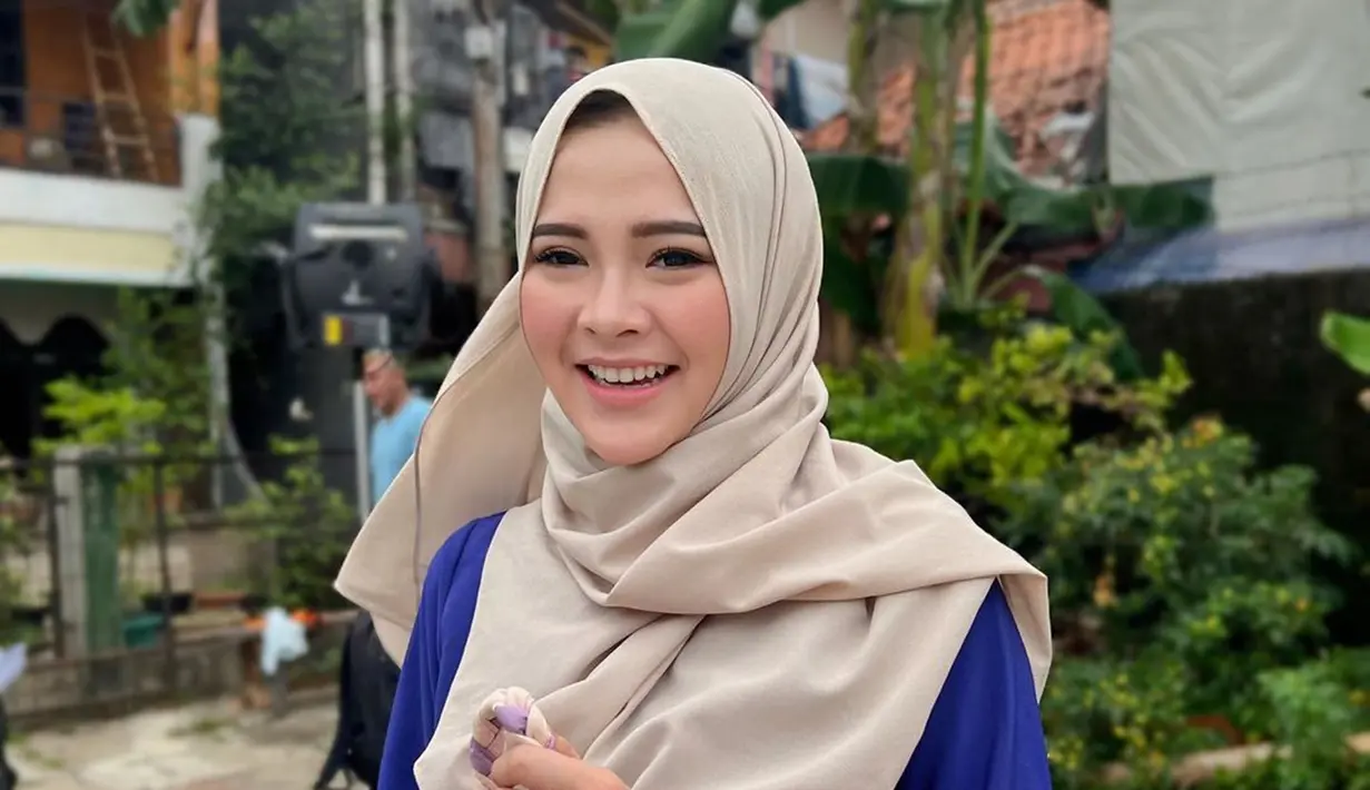 Model video klip Denny Caknan berjudul Kalih Welasku ini memang sangat menawan. Apalagi saat ia tampil berhijab. Penampilan Bella dengan berhijab ini sukses bikin para penggemarnya jatuh hati. (Liputan6.com/IG/bellabonita_r.a)