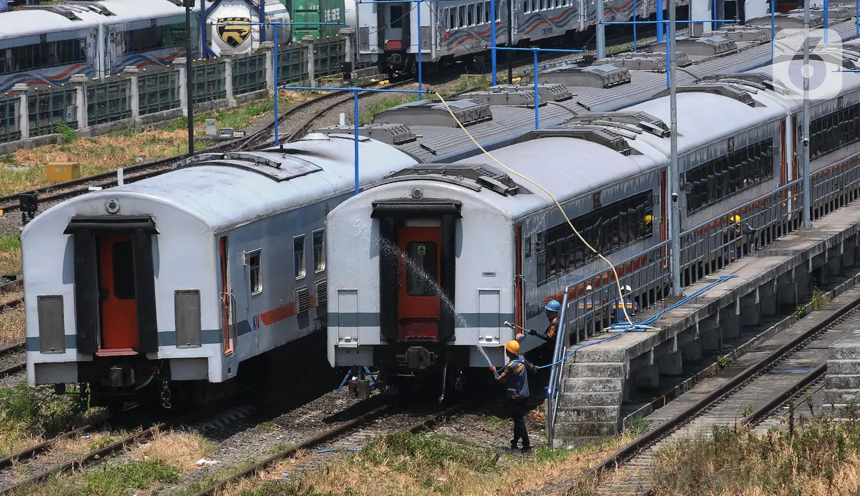 Depo Cipinang mampu merawat 144 lokomotif dan 120 gerbong kereta per hari. (merdeka.com/Imam Buhori)