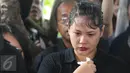 Ekspresi kesedihan terlihat di wajah Christina Maria ketika prosesi pemakaman kekasihnya, Mike Mohede, di TPU Tanah Kusir, Jakarta, Selasa (2/8). Pemakaman Mike Mohede diiringi lagu rohani yang dinyanyikan Judika dan Delon. (Liputan6.com/Herman Zakharia)