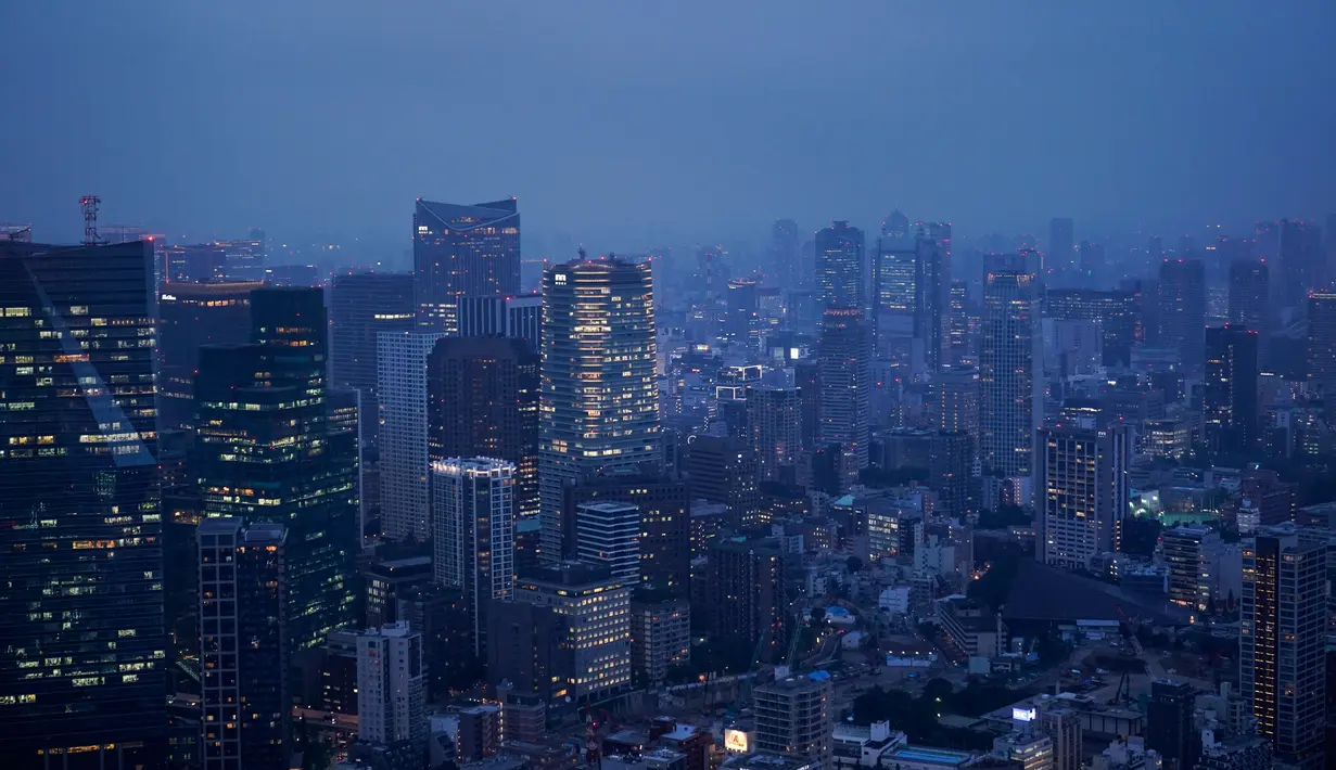 Gambar pada 19 Agustus 2019 memperlihatkan pemandangan cakrawala Tokyo terlihat dari dek observasi Menara Roppongi Hills. Wisatawan dapat melihat berbagai gedung pencakar langit yang semua tertata rapi di kota terkenal sibuk ini. (AP Photo/Jae C. Hong)