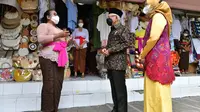 Wakil Presiden Ma'ruf Amin berbincang dengan salah satu pedagang di Pasar Seni Guwang, Sukawati, Kabupaten Gianyar pada Minggu 5 Desember 2021. (Liputan6.com/Delvira Hutabarat)