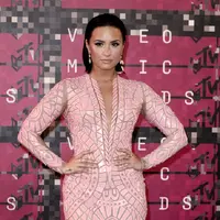 Demi Lovato ikut ambil bagian dalam penulisan single Confident dibantu oleh penulis lagu dan produser handal yang juga ikut menulis lagu untuk penyanyi dunia, yaitu Savan Kotecha dan Ilya Salmanzadeh. (Bintang/EPA)