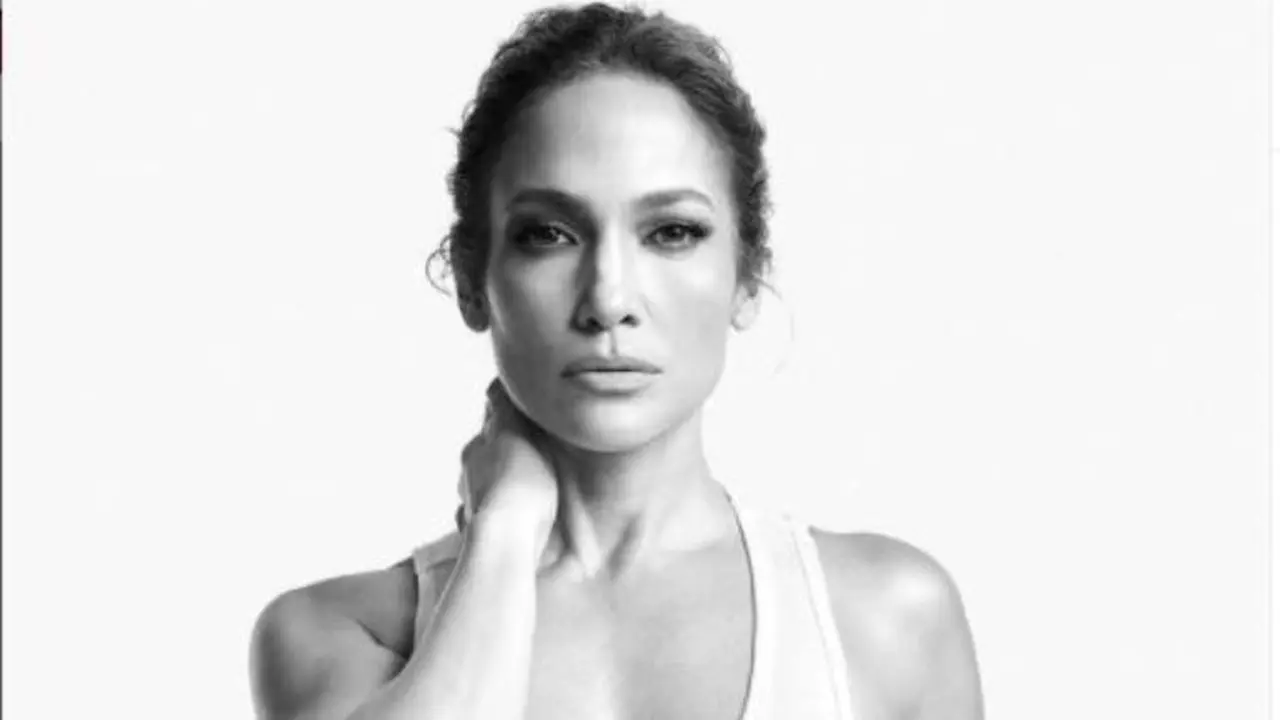 Rahasia Bugar Jennifer Lopez yang Foto Tanpa Busana untuk Album Barunya