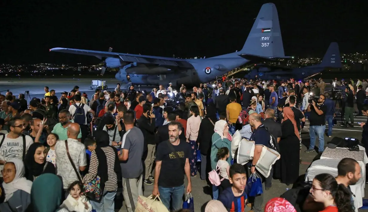 <p>Seperti diketahui, keruntuhan Sudan yang tiba-tiba menjadi peperangan. Konflik ini dipicu perebutan kekuasaan dua fraksi militer utama, yang mengakibatkan gagalnya proses transisi pemerintahan sipil sejak digulingkannya pemimpin diktator Omar Al-Bashir. (Khalil MAZRAAWI/AFP)</p>