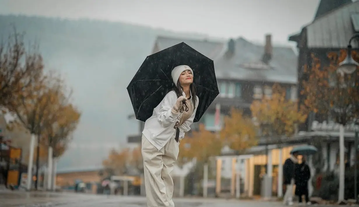 OOTD manis lainnya dari Fuji saat berada di Jerman. Fuji mengenakan sweater cokelat sebagai innerwear, dipadu dengan celana panjang bernuansa broken white, ditumpuknya dengan jaket dan bucket hat, serta sneakers putih. [Foto: Instagram/fuji_an]