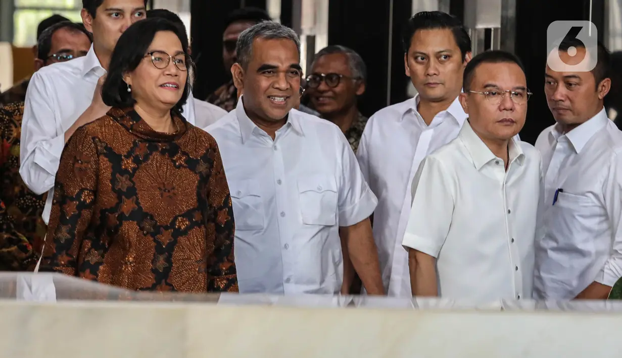 Sri Mulyani menyambut kedatangan Tim Gugus Tugas Sinkronisasi Prabowo-Gibran, di Kementerian Keuangan. (Liputan6.com/Angga Yuniar)