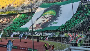 Bonek memenuhi tribune Stadion Gelora Bung Tomo Surabaya untuk mendukung tim kebanggaannya. (Bola.com/Wahyu Pratama)
